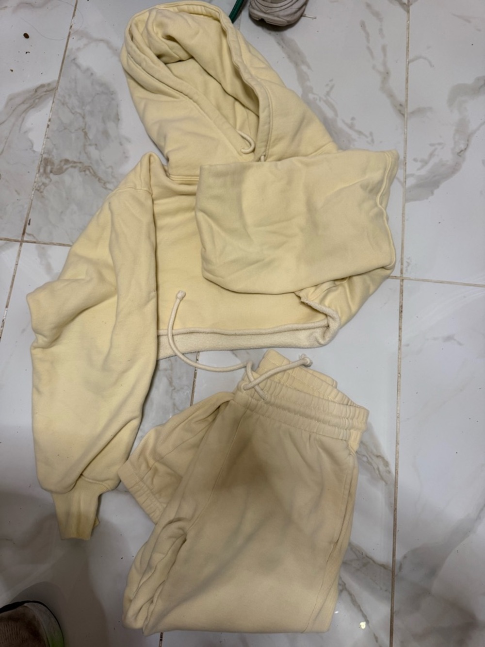 perfect condition aritzia butter yellow sweatsuit